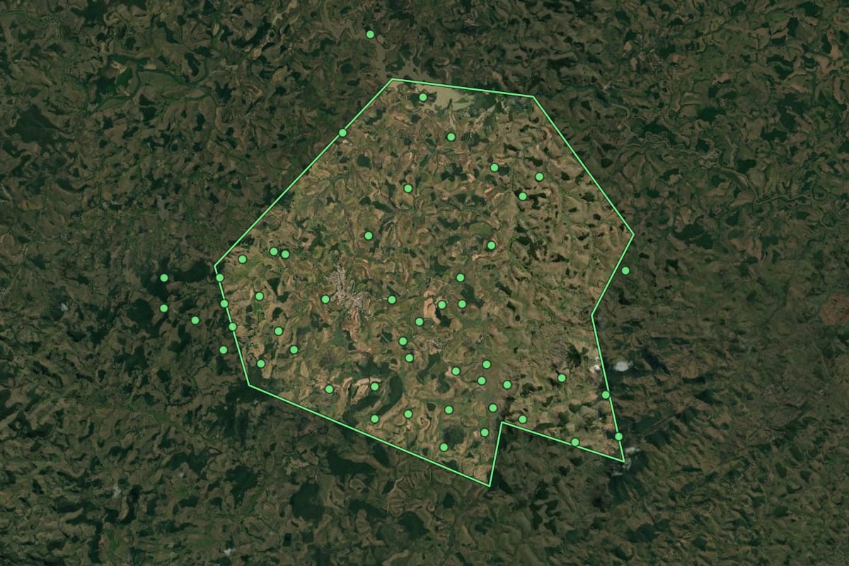 Imagem de satélite de Recreio (MG), com o contorno do município e a posição dos imóveis desta página.