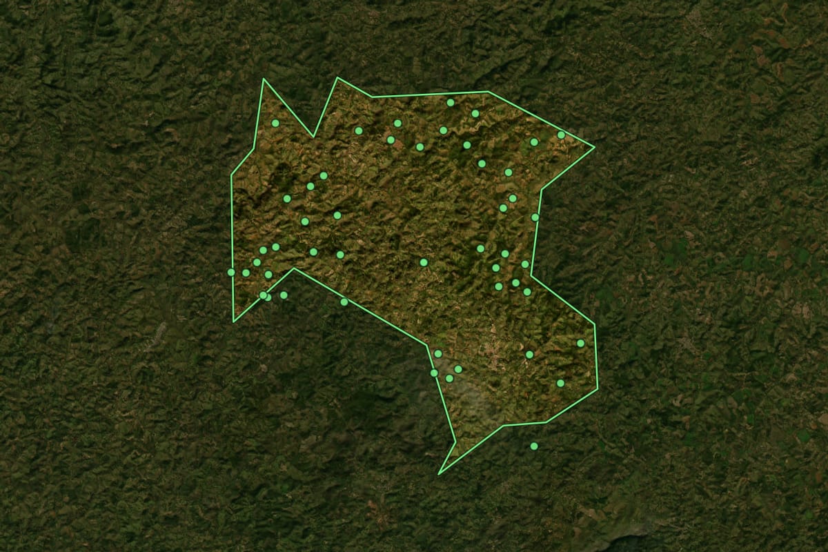 Imagem de satélite de Resende Costa (MG), com o contorno do município e a posição dos imóveis desta página.