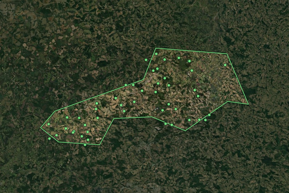 Imagem de satélite de Ressaquinha (MG), com o contorno do município e a posição dos imóveis desta página.