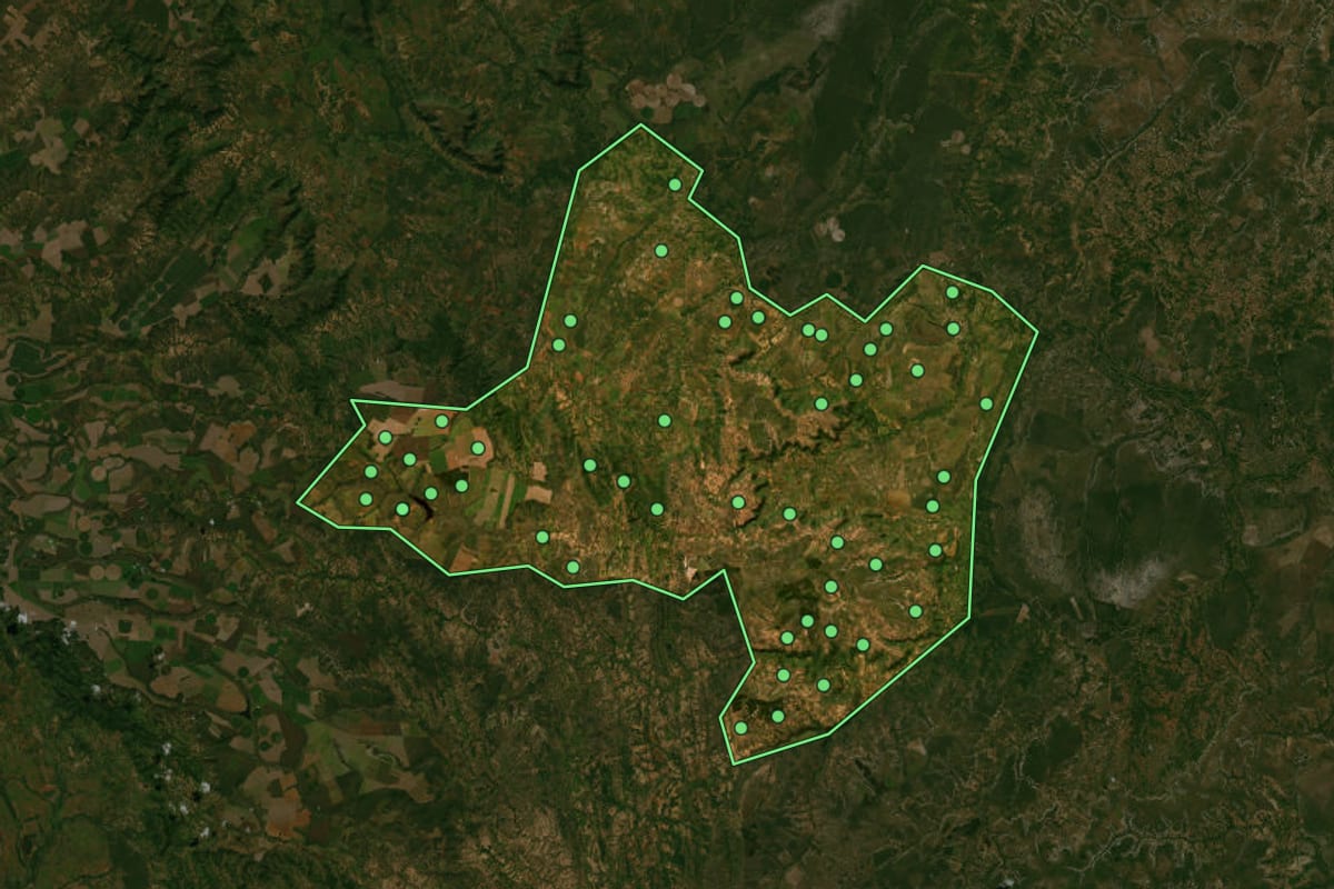 Imagem de satélite de Riachinho (MG), com o contorno do município e a posição dos imóveis desta página.