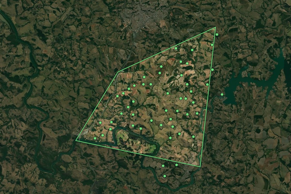 Imagem de satélite de Ribeirão Vermelho (MG), com o contorno do município e a posição dos imóveis desta página.