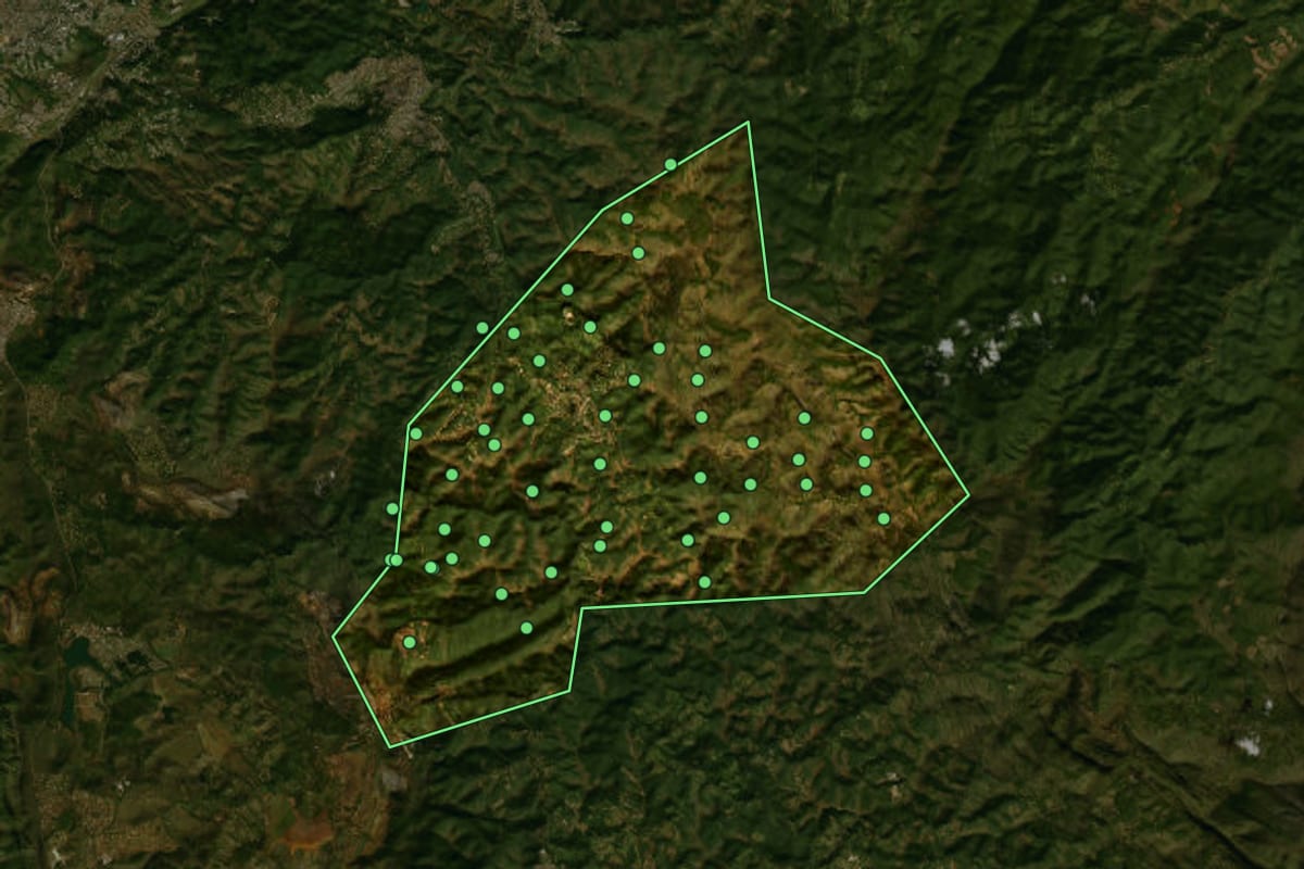 Imagem de satélite de Rio Acima (MG), com o contorno do município e a posição dos imóveis desta página.