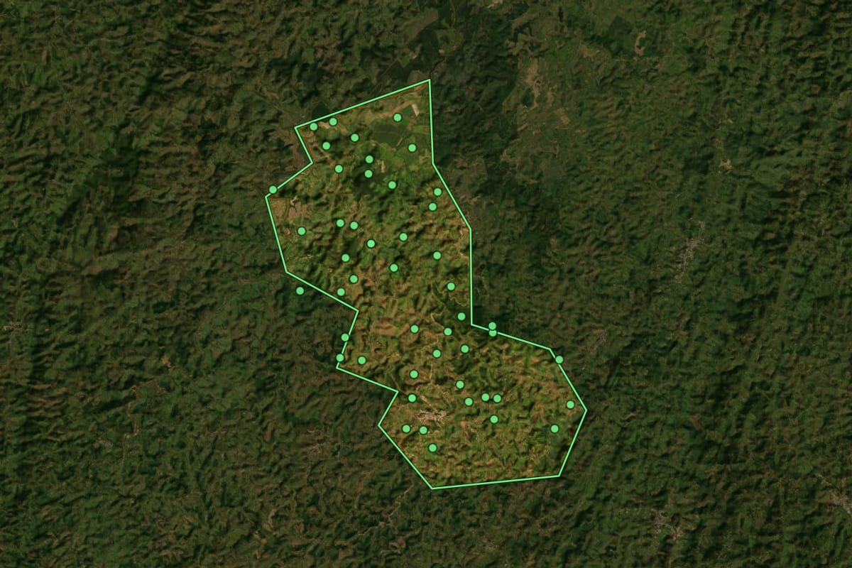 Imagem de satélite de Rio Casca (MG), com o contorno do município e a posição dos imóveis desta página.