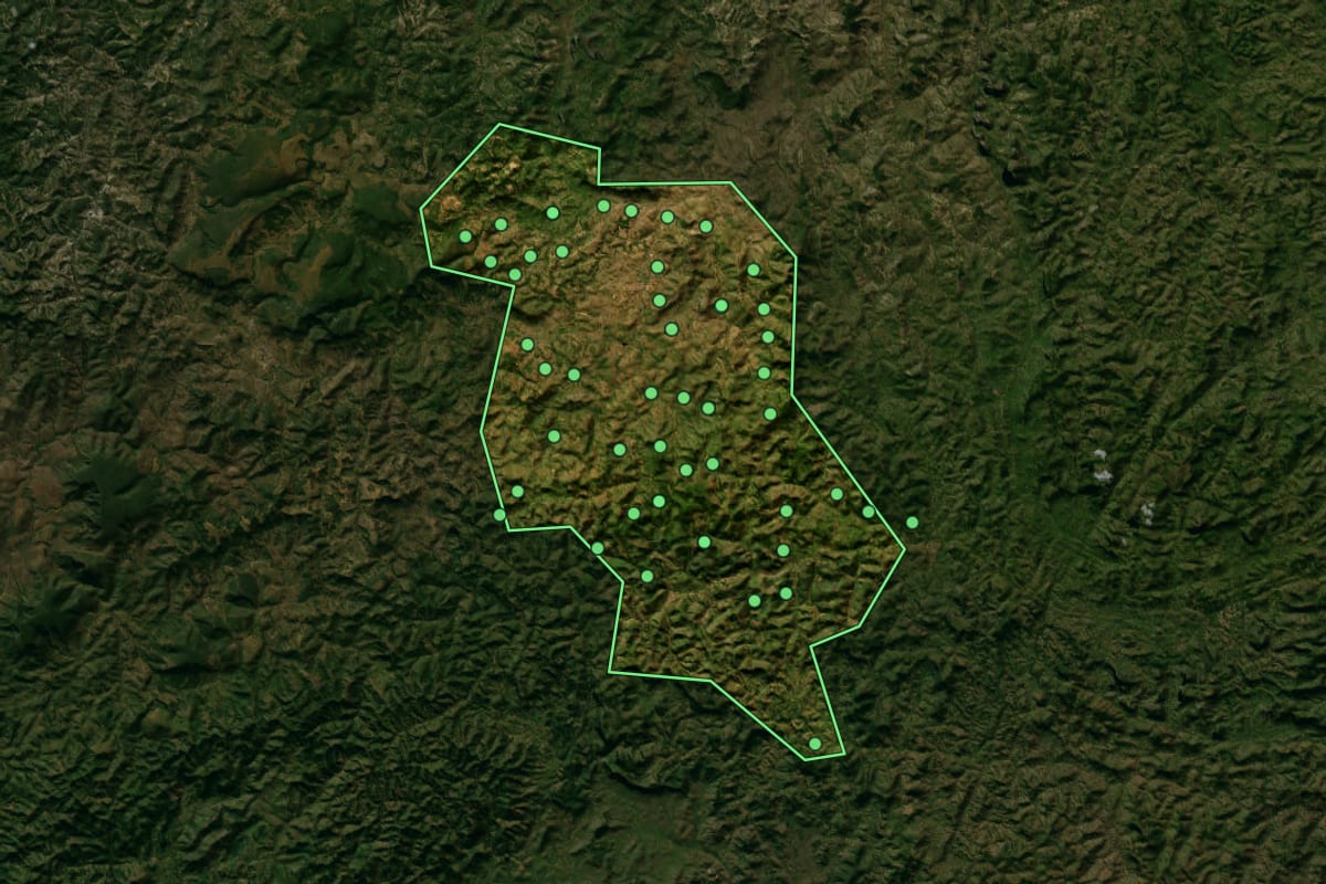 Imagem de satélite de Rio do Prado (MG), com o contorno do município e a posição dos imóveis desta página.