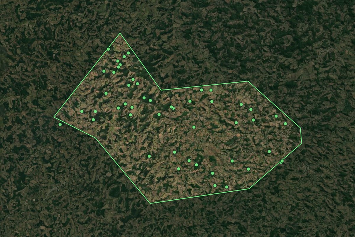 Imagem de satélite de Rio Espera (MG), com o contorno do município e a posição dos imóveis desta página.