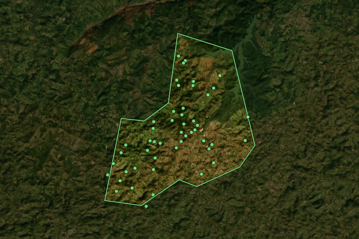 Imagem de satélite de Rio Manso (MG), com o contorno do município e a posição dos imóveis desta página.