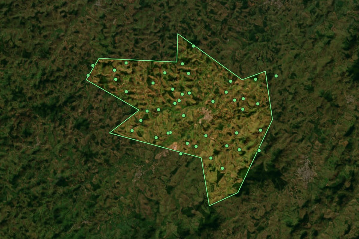 Imagem de satélite de Rio Novo (MG), com o contorno do município e a posição dos imóveis desta página.
