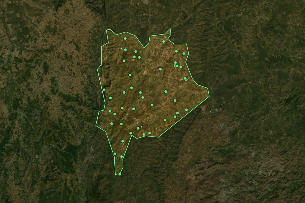Imagem de satélite de Rio Pardo de Minas (MG), com o contorno do município e a posição dos imóveis desta página.
