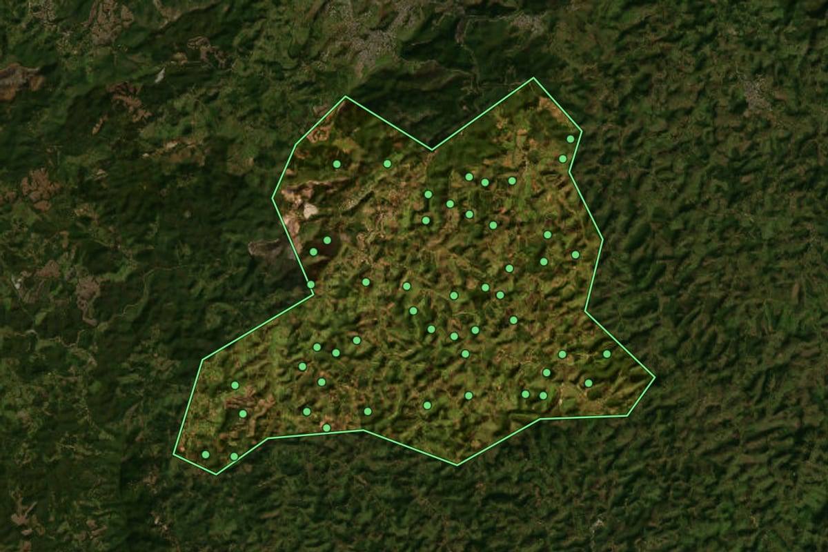 Imagem de satélite de Rio Piracicaba (MG), com o contorno do município e a posição dos imóveis desta página.