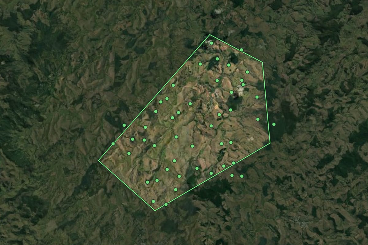 Imagem de satélite de Rochedo de Minas (MG), com o contorno do município e a posição dos imóveis desta página.