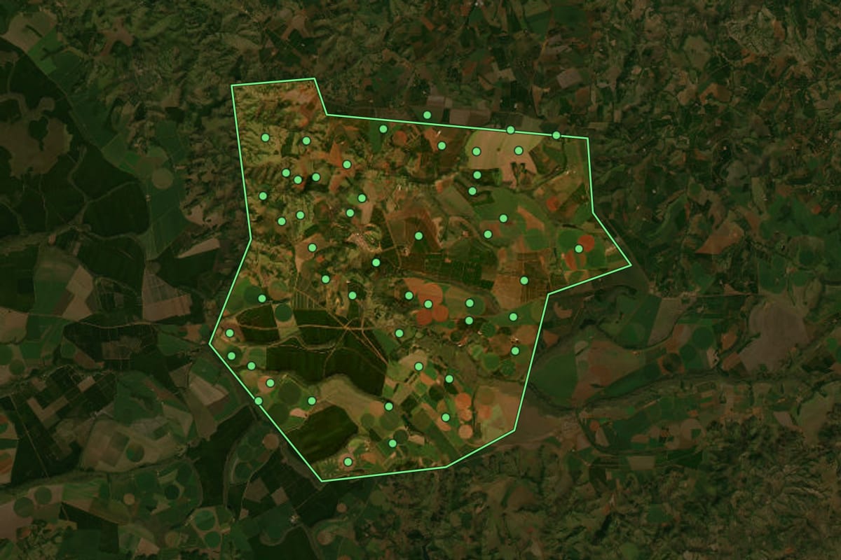 Imagem de satélite de Romaria (MG), com o contorno do município e a posição dos imóveis desta página.