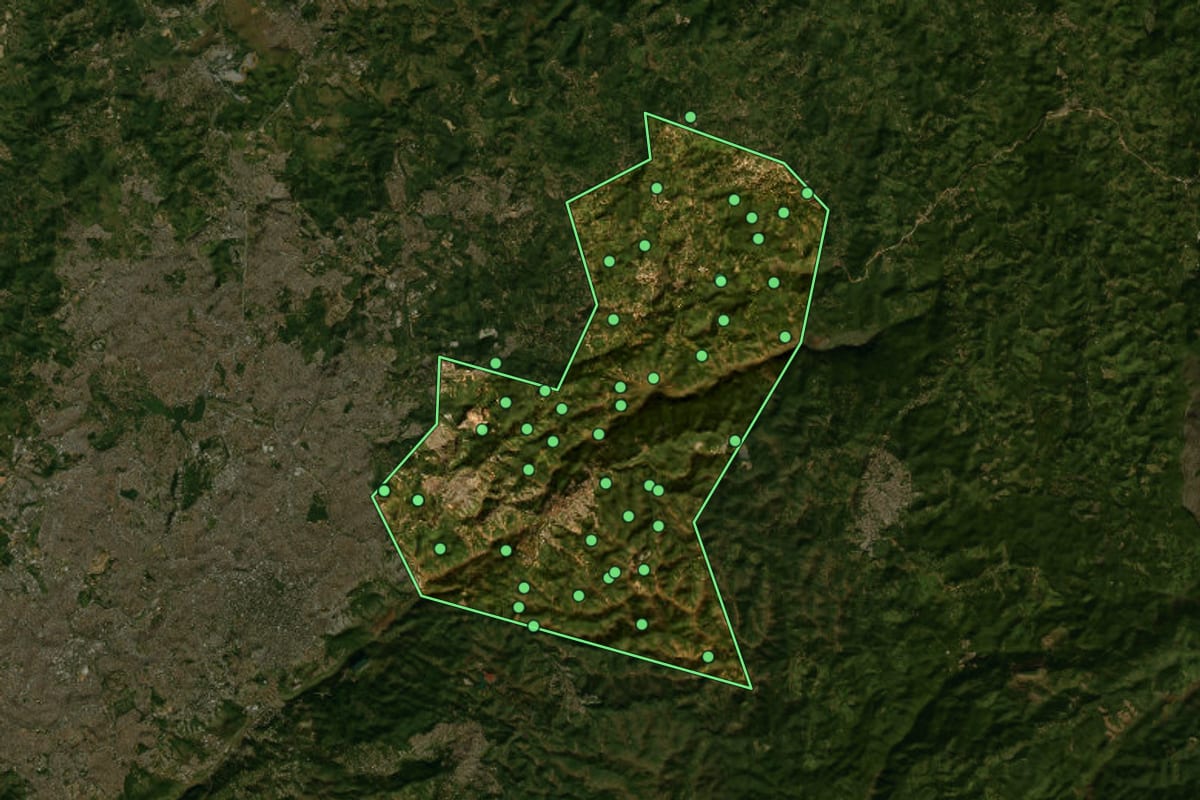Imagem de satélite de Sabará (MG), com o contorno do município e a posição dos imóveis desta página.