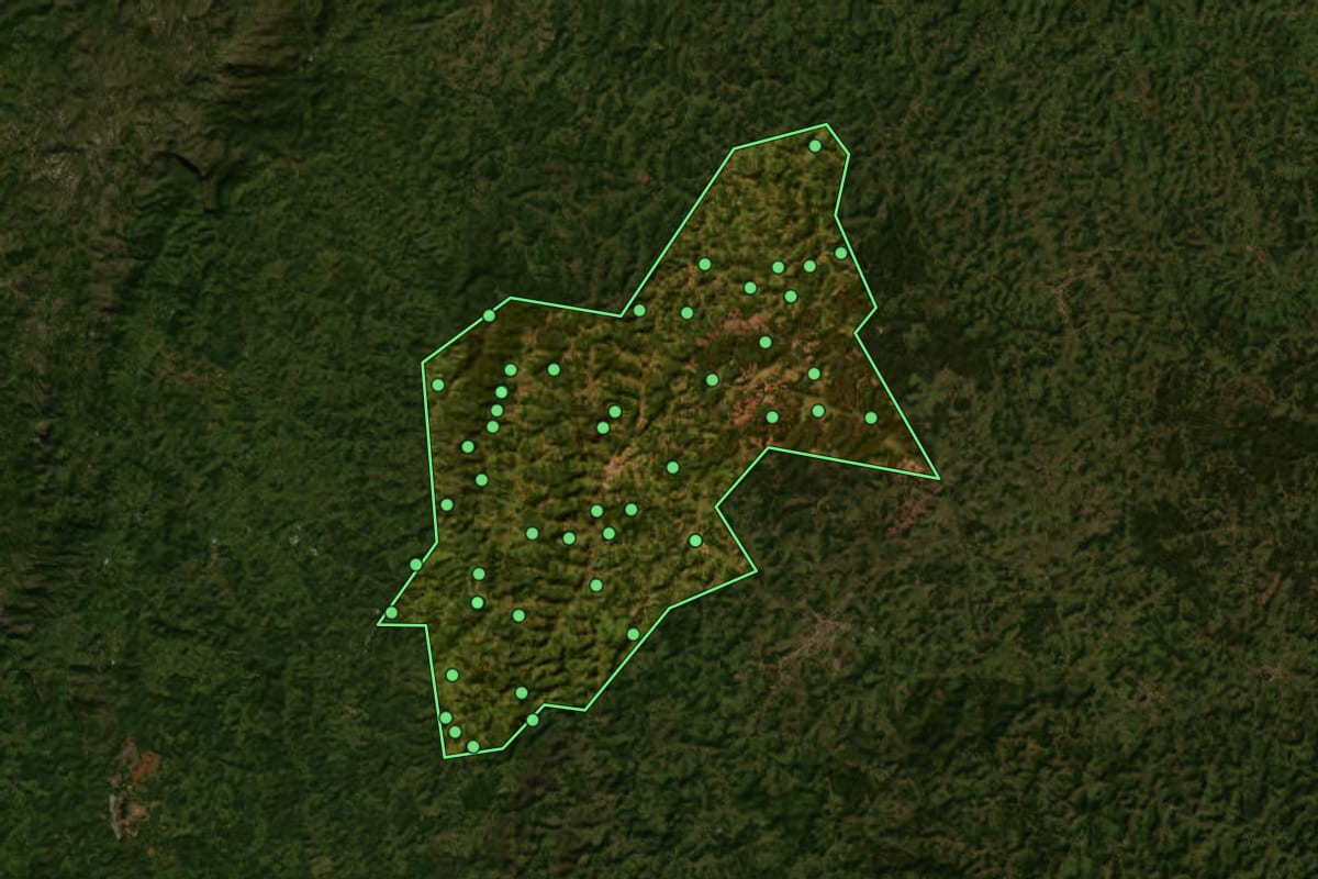 Imagem de satélite de Sabinópolis (MG), com o contorno do município e a posição dos imóveis desta página.