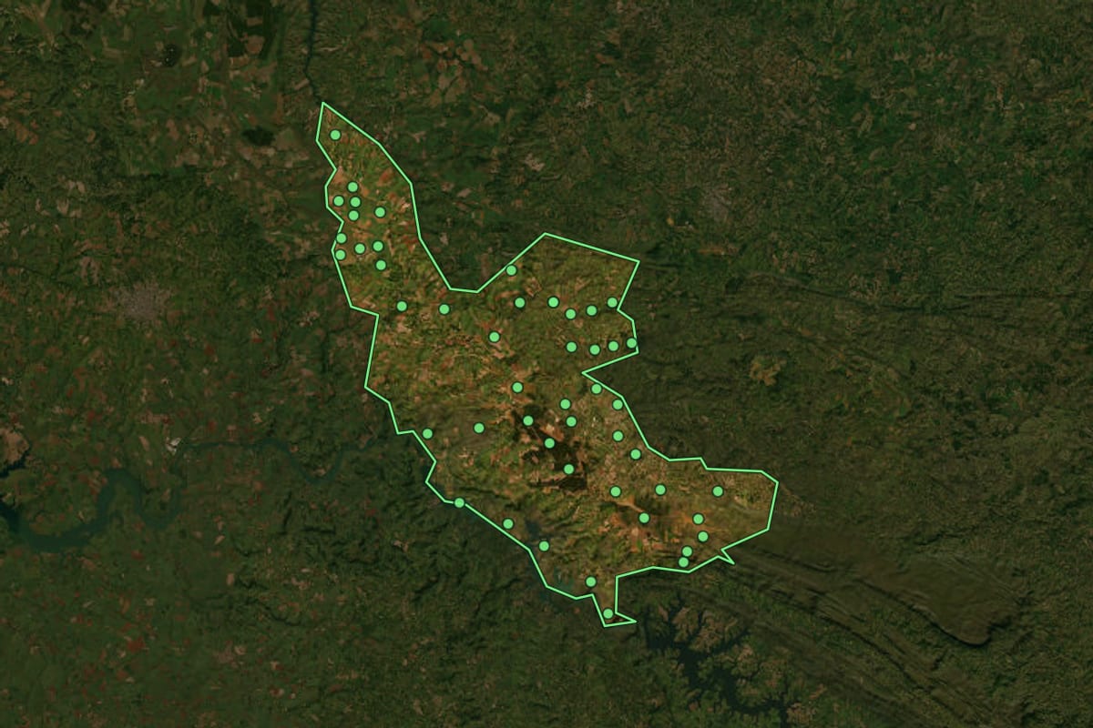 Imagem de satélite de Sacramento (MG), com o contorno do município e a posição dos imóveis desta página.