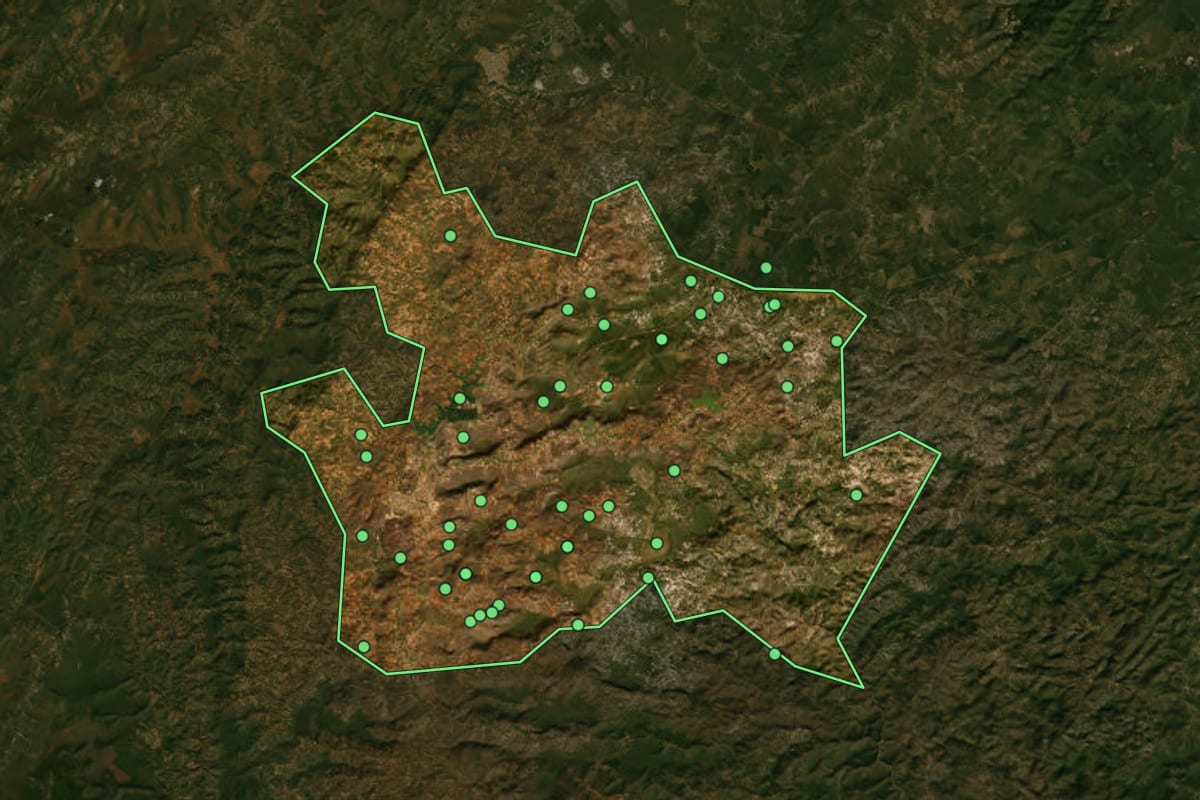 Imagem de satélite de Salinas (MG), com o contorno do município e a posição dos imóveis desta página.