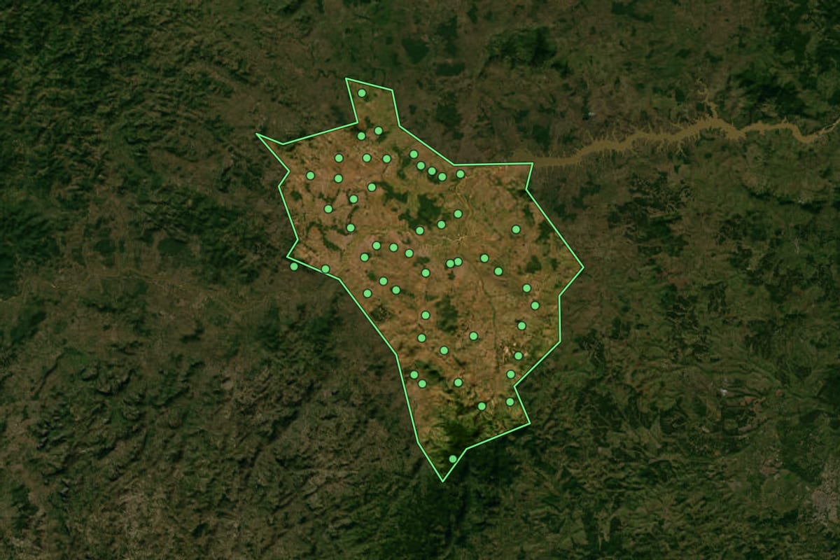 Imagem de satélite de Salto da Divisa (MG), com o contorno do município e a posição dos imóveis desta página.