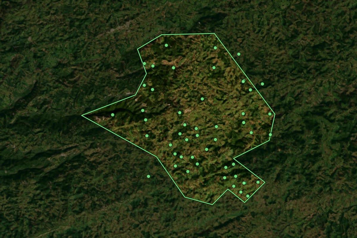 Imagem de satélite de Santa Bárbara do Monte Verde (MG), com o contorno do município e a posição dos imóveis desta página.