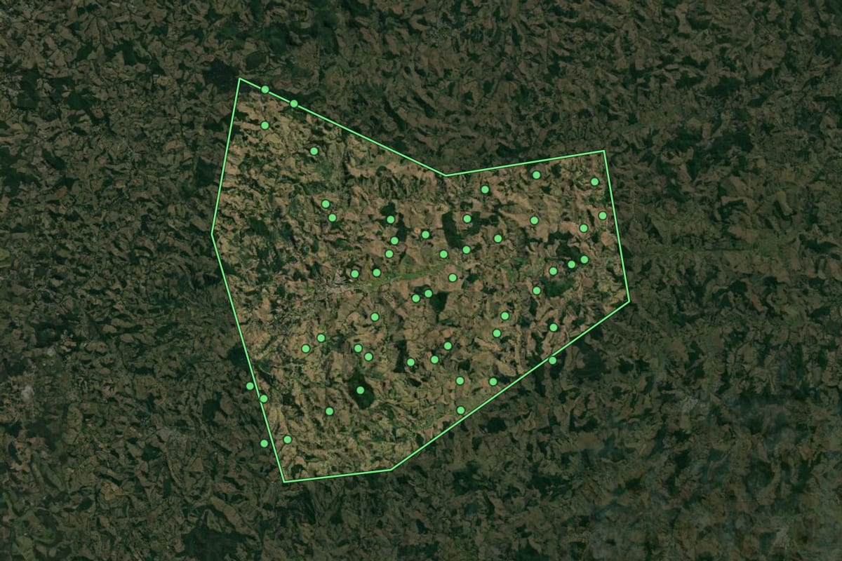 Imagem de satélite de Santa Bárbara do Tugúrio (MG), com o contorno do município e a posição dos imóveis desta página.