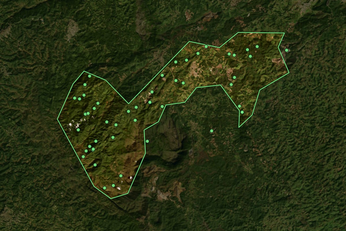Imagem de satélite de Santa Bárbara (MG), com o contorno do município e a posição dos imóveis desta página.