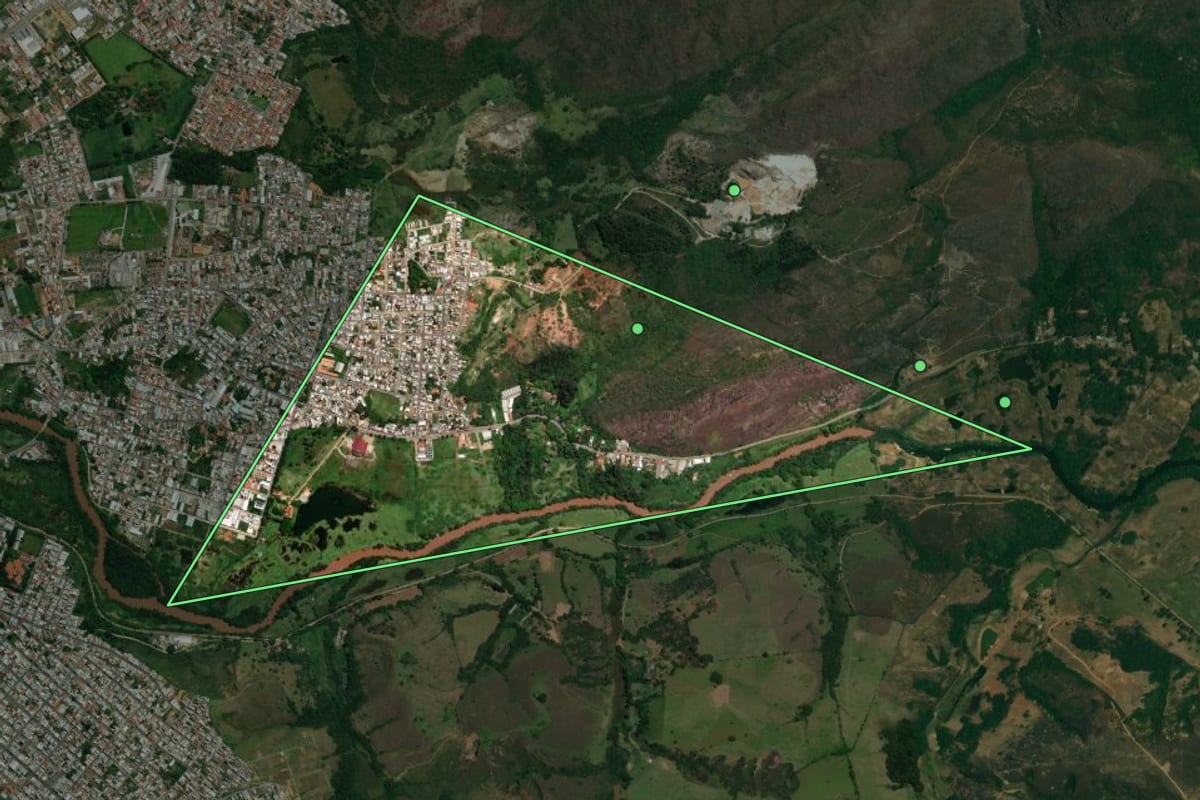 Imagem de satélite de Santa Cruz de Minas (MG), com o contorno do município e a posição dos imóveis desta página.