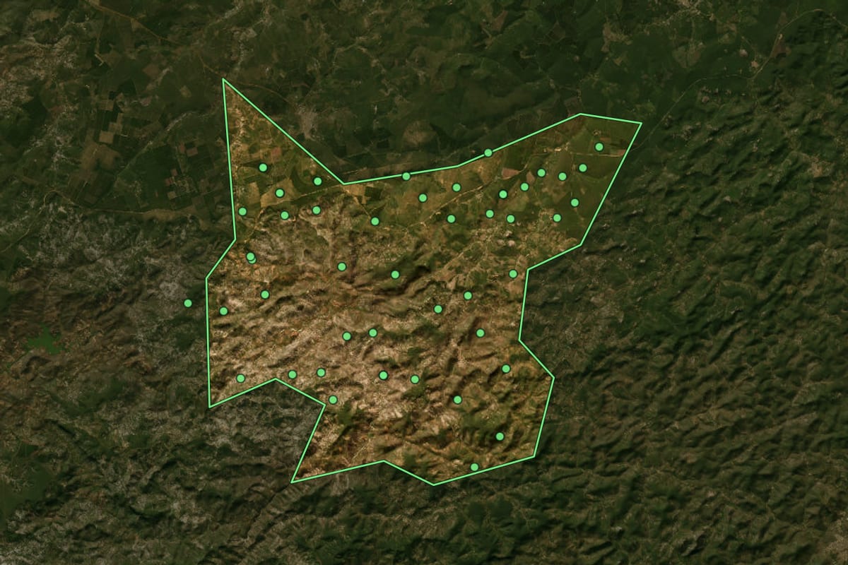 Imagem de satélite de Santa Cruz de Salinas (MG), com o contorno do município e a posição dos imóveis desta página.