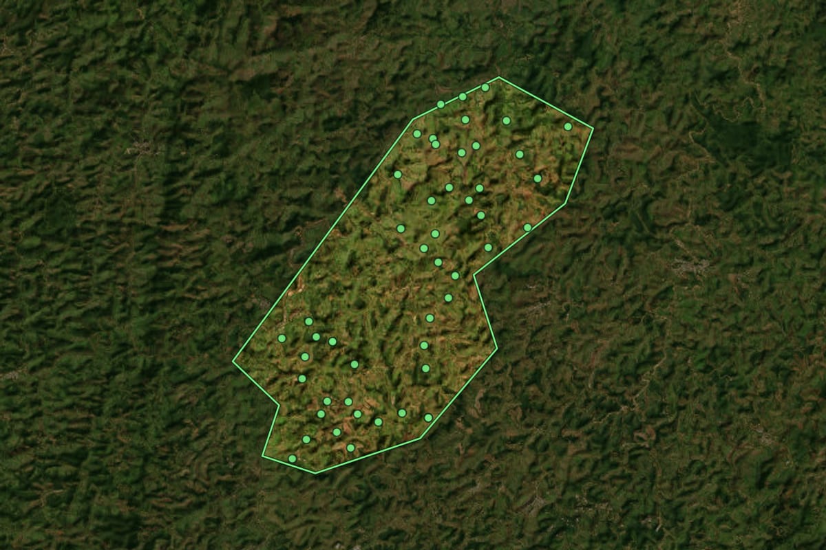 Imagem de satélite de Santa Cruz do Escalvado (MG), com o contorno do município e a posição dos imóveis desta página.