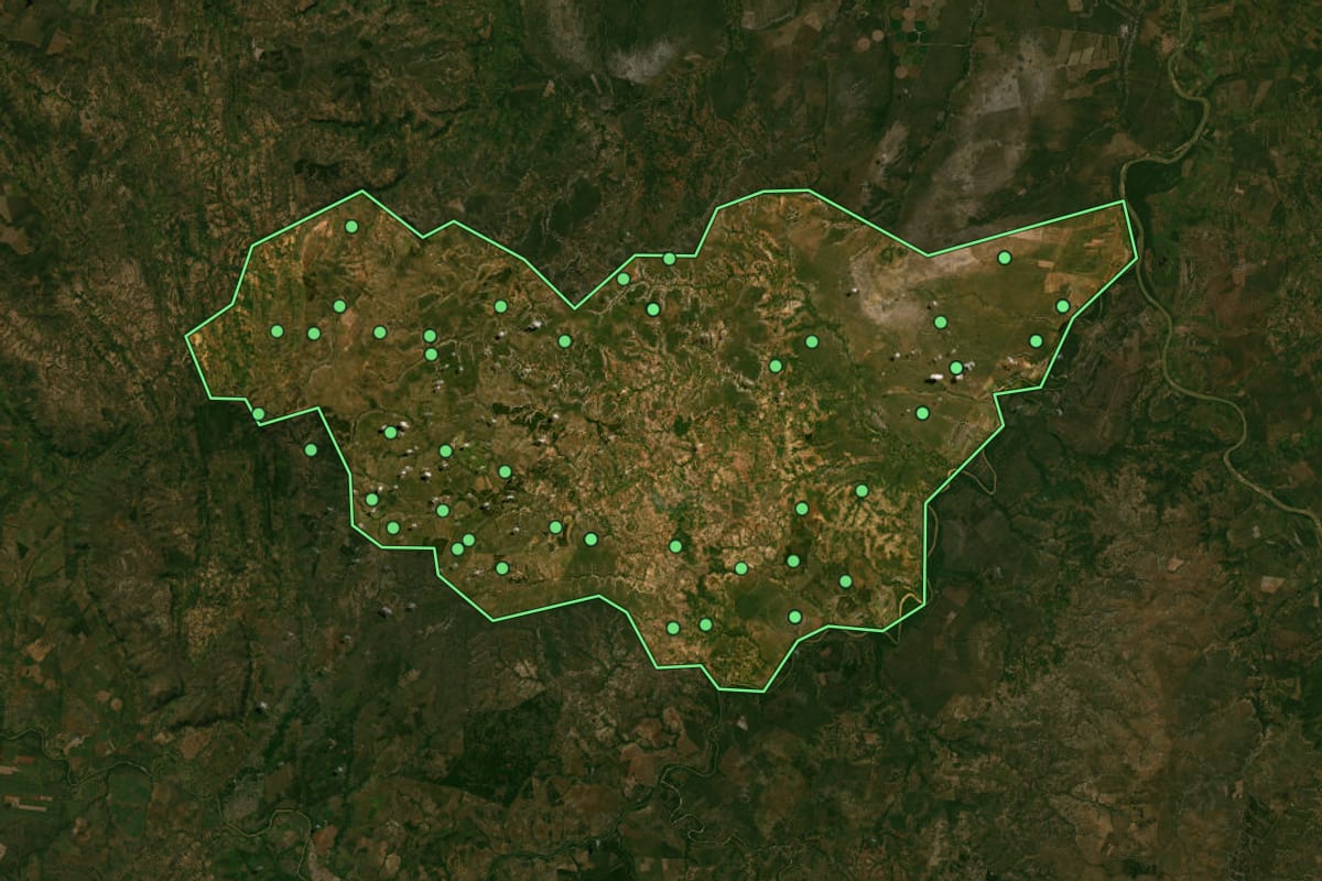 Imagem de satélite de Santa Fé de Minas (MG), com o contorno do município e a posição dos imóveis desta página.