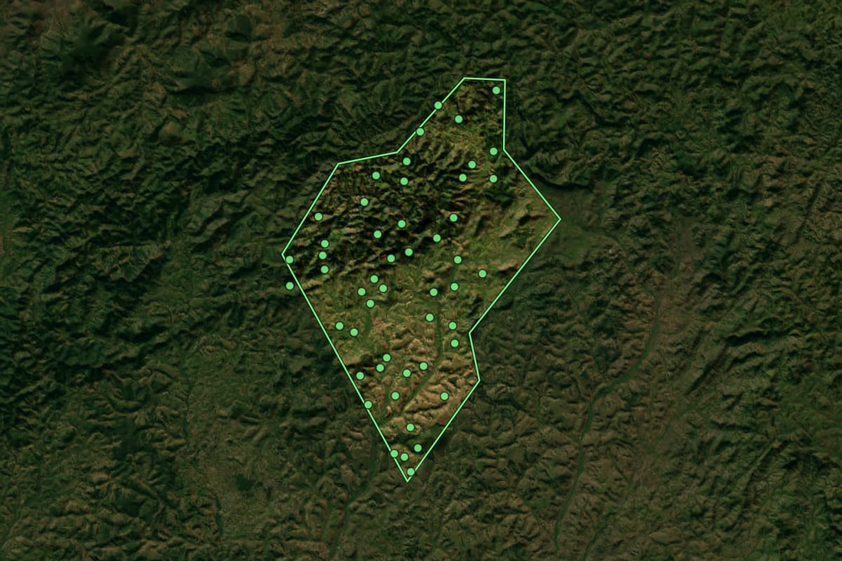 Imagem de satélite de Santa Helena de Minas (MG), com o contorno do município e a posição dos imóveis desta página.