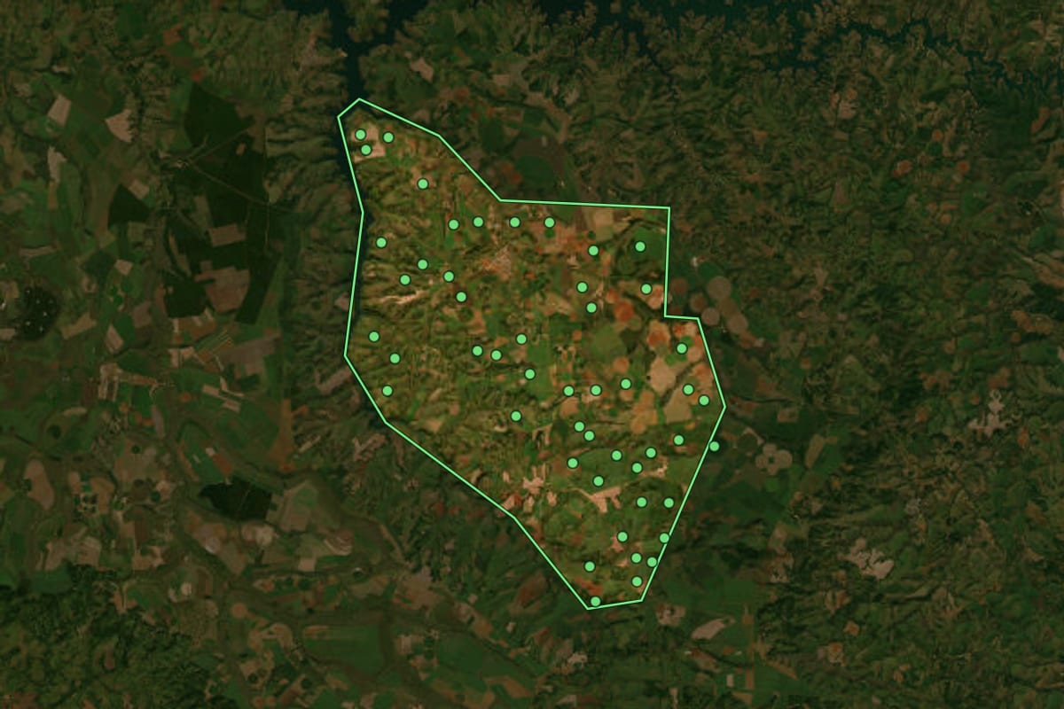 Imagem de satélite de Santa Juliana (MG), com o contorno do município e a posição dos imóveis desta página.