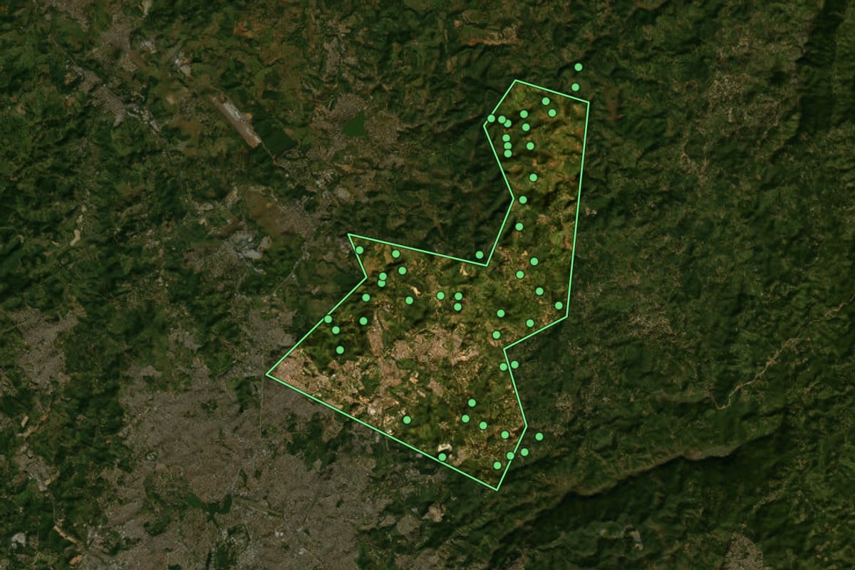 Imagem de satélite de Santa Luzia (MG), com o contorno do município e a posição dos imóveis desta página.