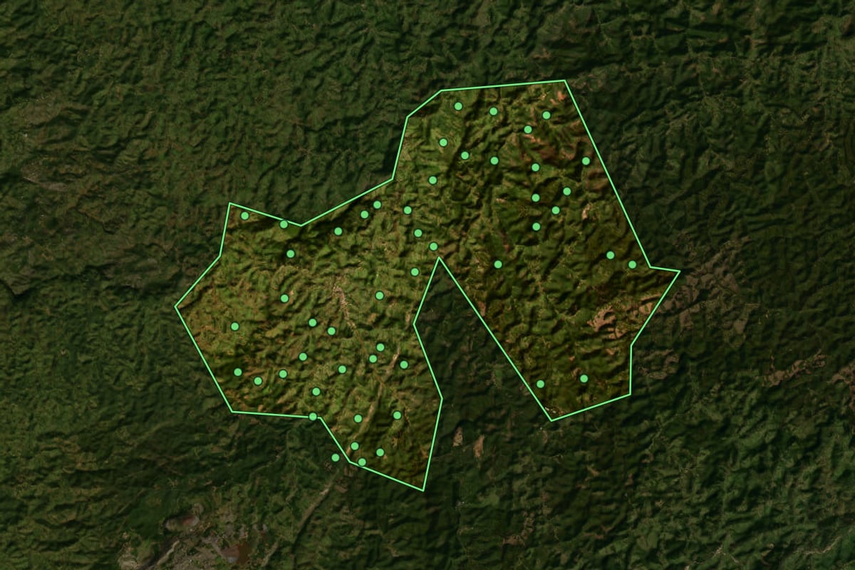 Imagem de satélite de Santa Maria de Itabira (MG), com o contorno do município e a posição dos imóveis desta página.