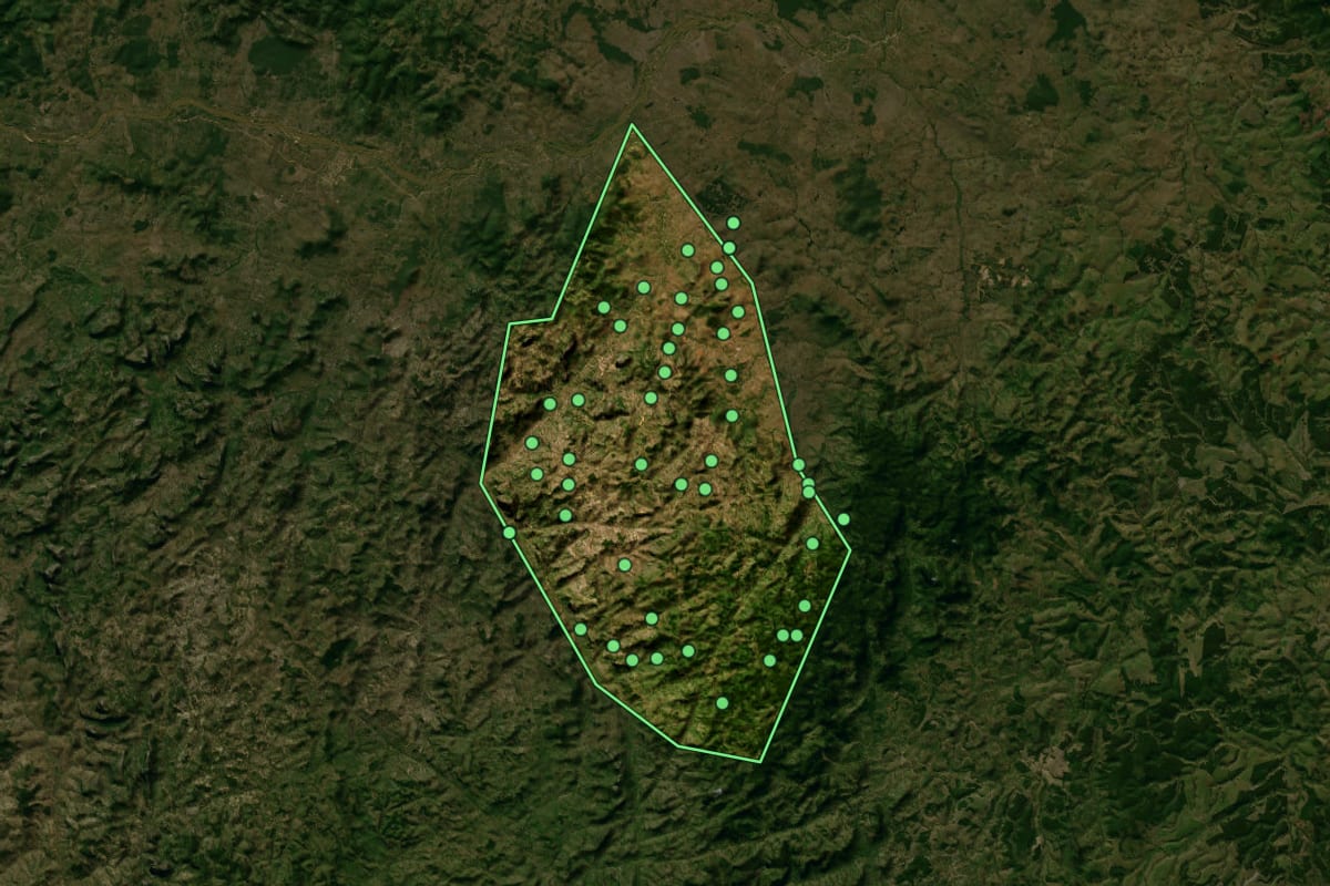 Imagem de satélite de Santa Maria do Salto (MG), com o contorno do município e a posição dos imóveis desta página.