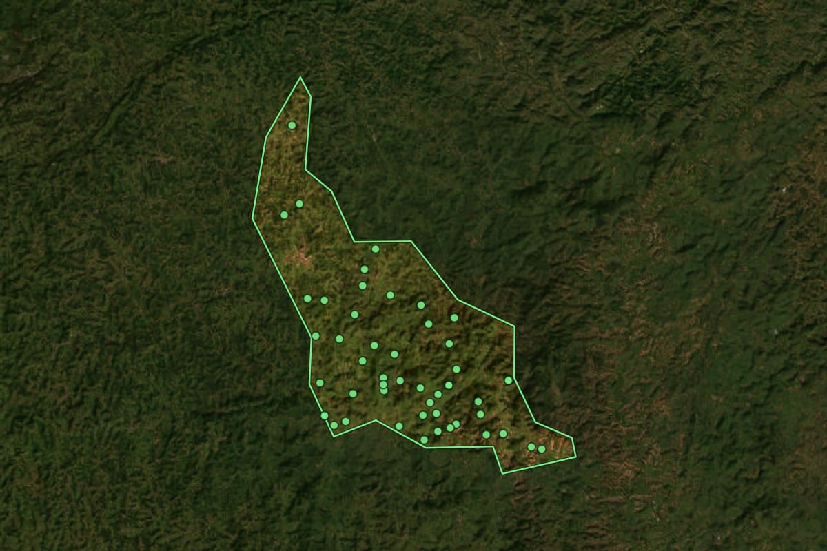 Imagem de satélite de Santa Maria do Suaçuí (MG), com o contorno do município e a posição dos imóveis desta página.