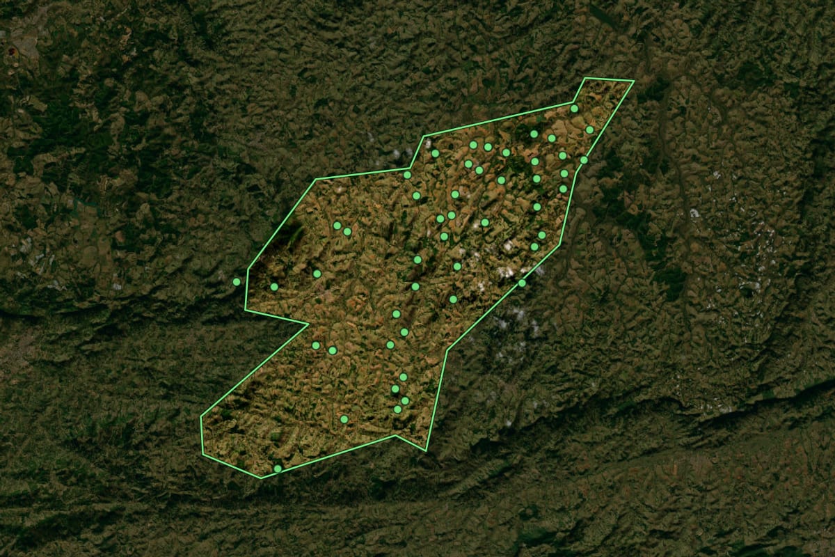 Imagem de satélite de Santa Rita de Caldas (MG), com o contorno do município e a posição dos imóveis desta página.