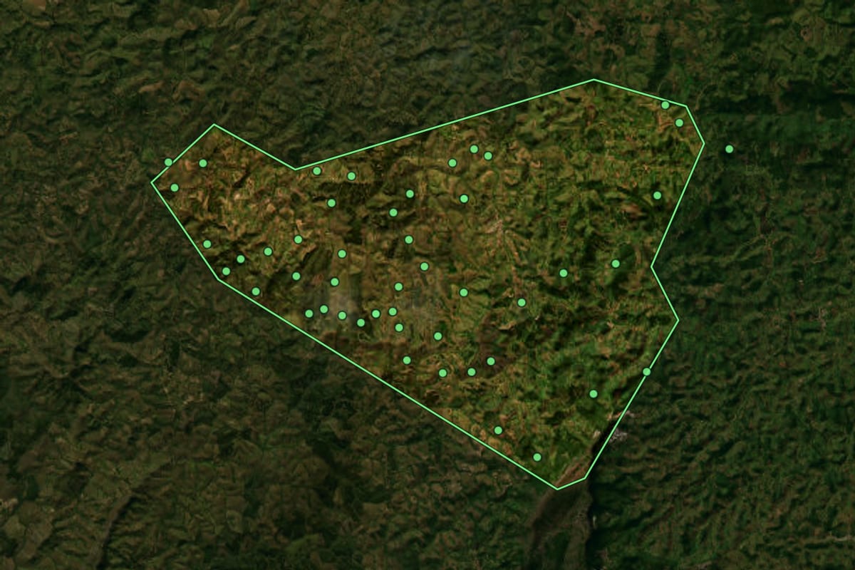 Imagem de satélite de Santa Rita de Ibitipoca (MG), com o contorno do município e a posição dos imóveis desta página.