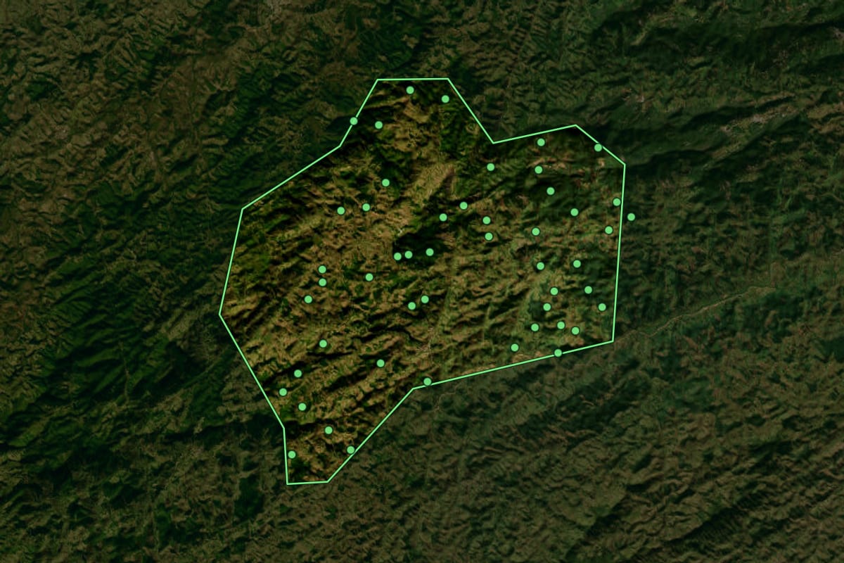 Imagem de satélite de Santa Rita de Jacutinga (MG), com o contorno do município e a posição dos imóveis desta página.