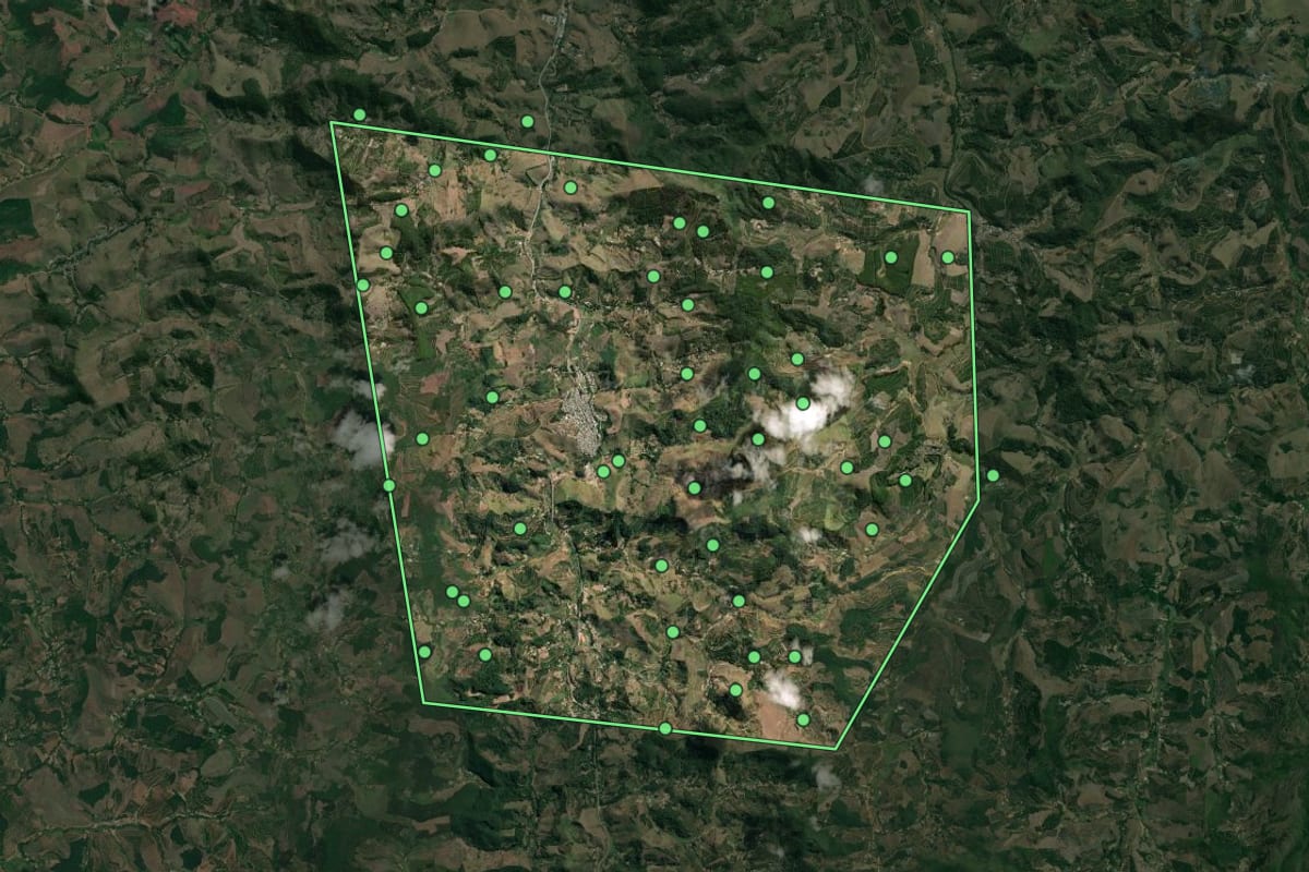 Imagem de satélite de Santa Rita de Minas (MG), com o contorno do município e a posição dos imóveis desta página.
