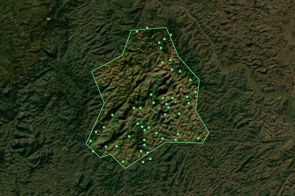 Imagem de satélite de Santa Rita do Itueto (MG), com o contorno do município e a posição dos imóveis desta página.