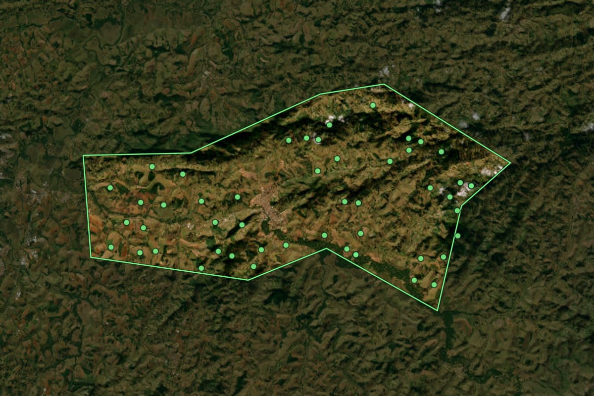 Imagem de satélite de Santa Rita do Sapucaí (MG), com o contorno do município e a posição dos imóveis desta página.