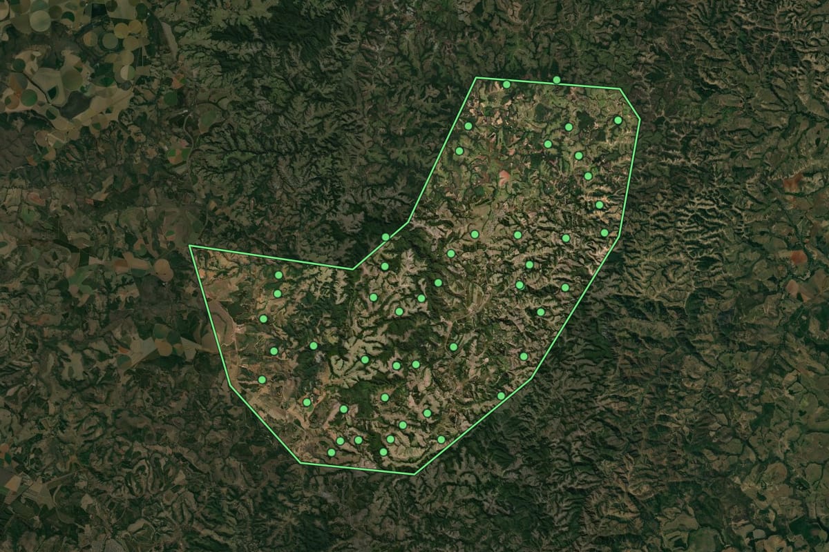 Imagem de satélite de Santa Rosa da Serra (MG), com o contorno do município e a posição dos imóveis desta página.