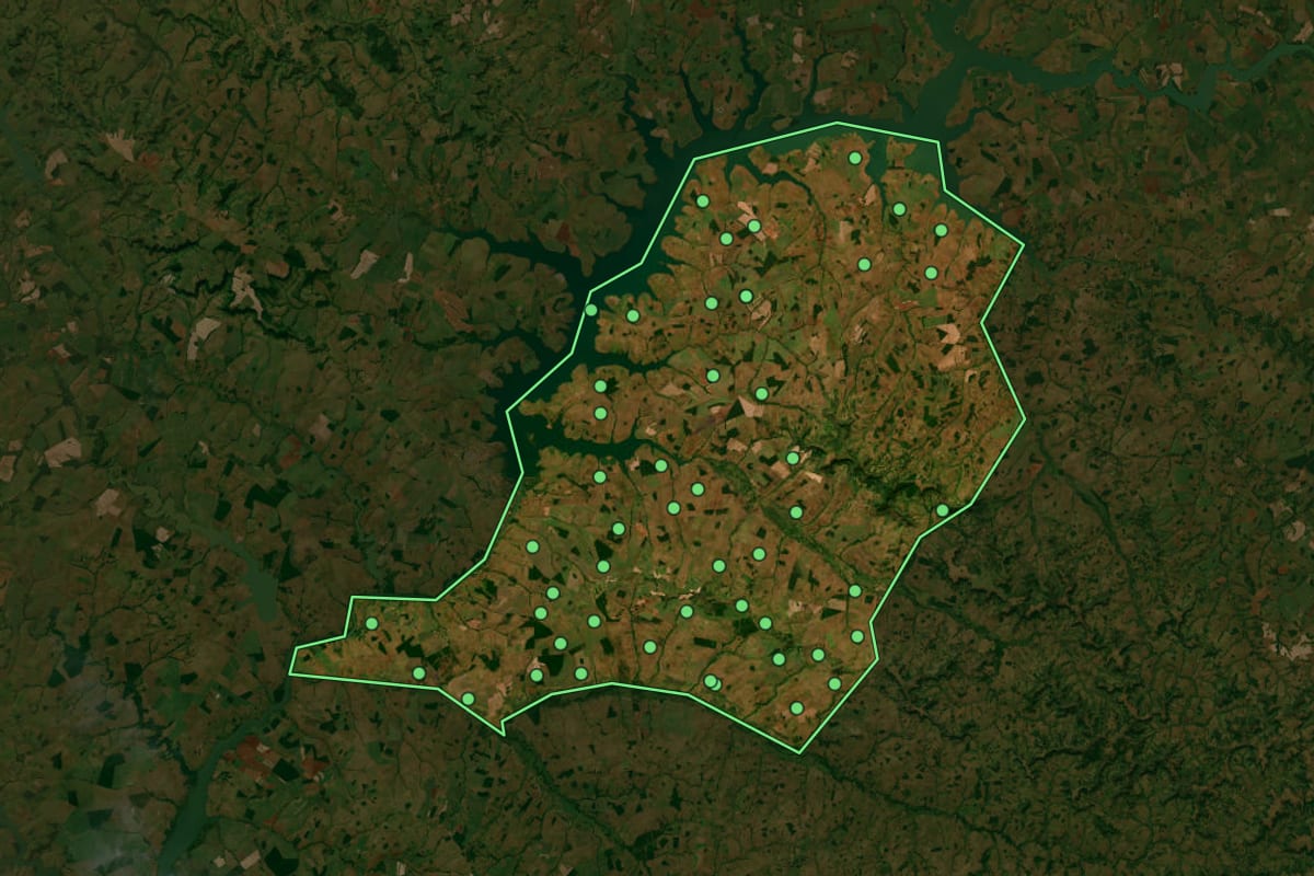 Imagem de satélite de Santa Vitória (MG), com o contorno do município e a posição dos imóveis desta página.