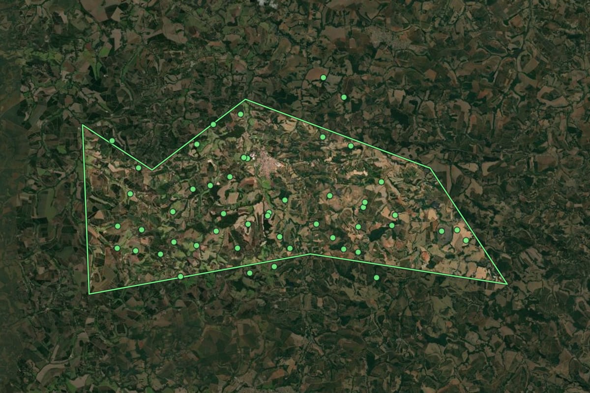Imagem de satélite de Santana da Vargem (MG), com o contorno do município e a posição dos imóveis desta página.