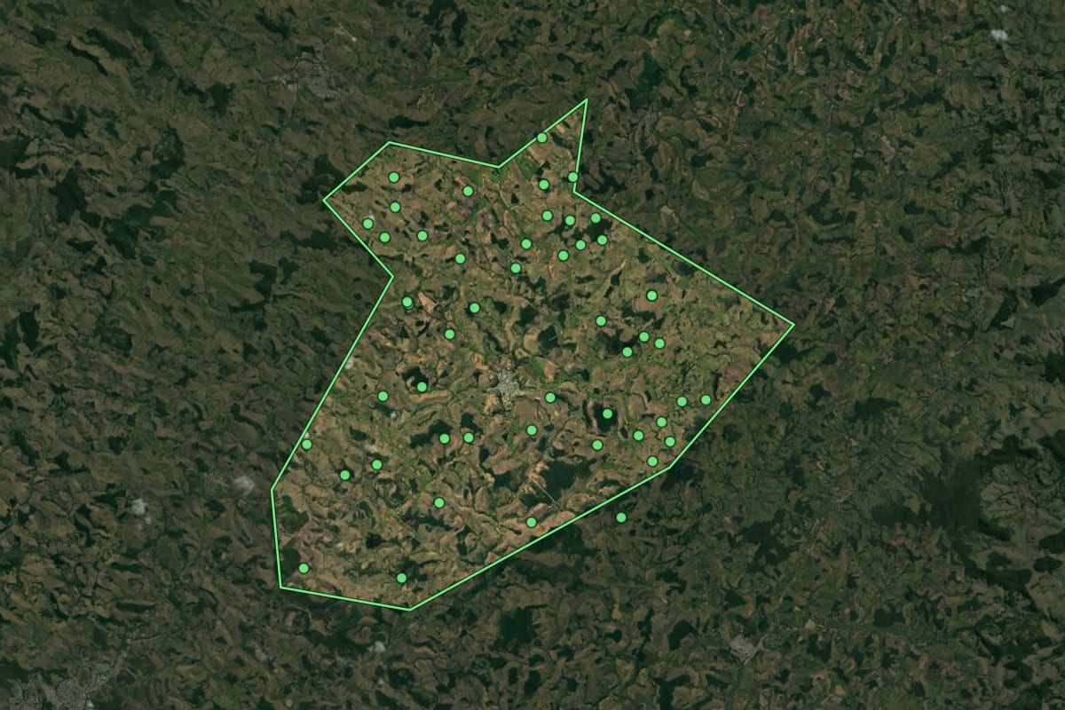Imagem de satélite de Santana de Cataguases (MG), com o contorno do município e a posição dos imóveis desta página.