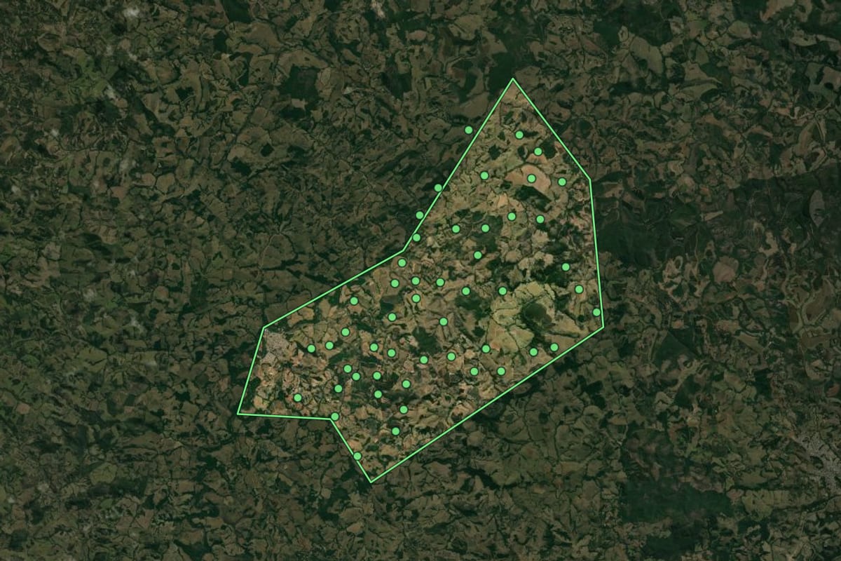 Imagem de satélite de Santana do Jacaré (MG), com o contorno do município e a posição dos imóveis desta página.