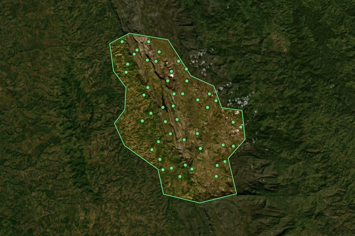 Imagem de satélite de Santana do Riacho (MG), com o contorno do município e a posição dos imóveis desta página.