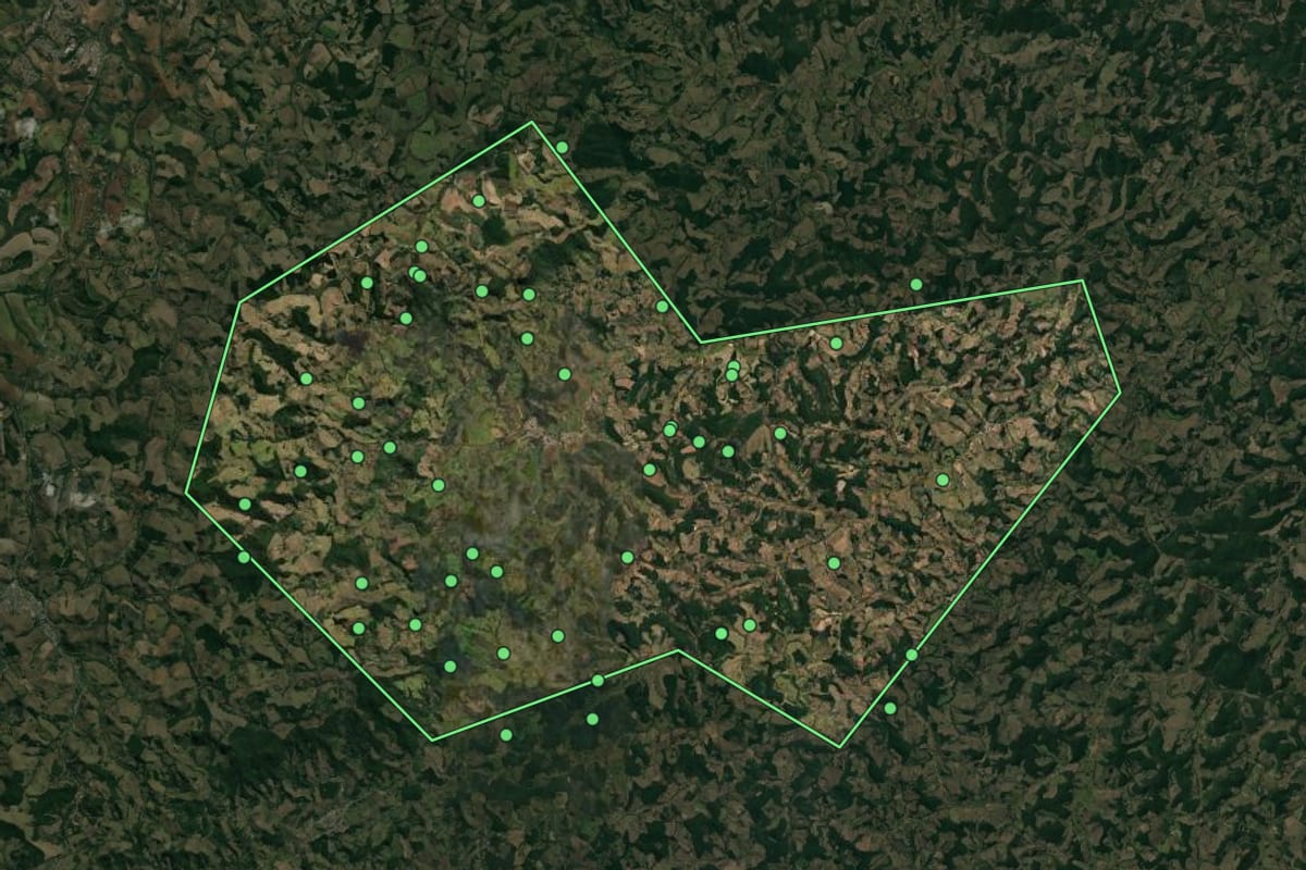 Imagem de satélite de Santana dos Montes (MG), com o contorno do município e a posição dos imóveis desta página.