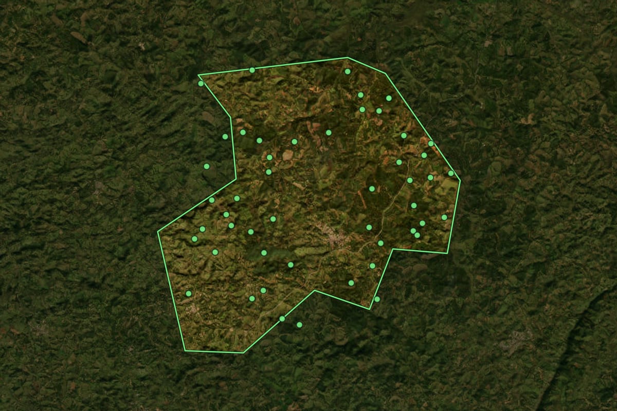 Imagem de satélite de Santo Antônio do Amparo (MG), com o contorno do município e a posição dos imóveis desta página.