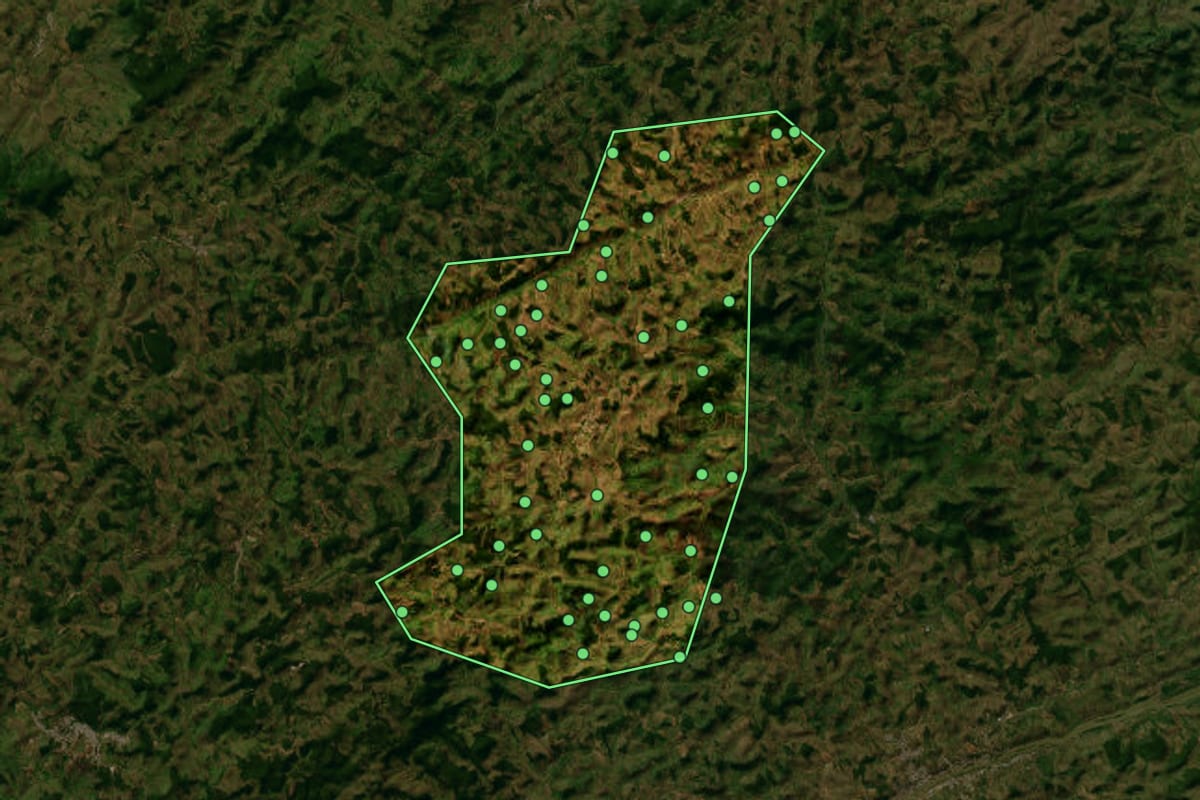 Imagem de satélite de Santo Antônio do Aventureiro (MG), com o contorno do município e a posição dos imóveis desta página.