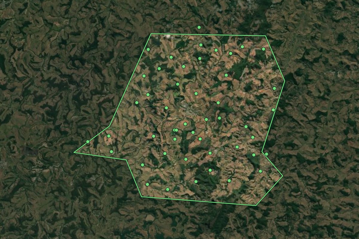 Imagem de satélite de Santo Antônio do Grama (MG), com o contorno do município e a posição dos imóveis desta página.
