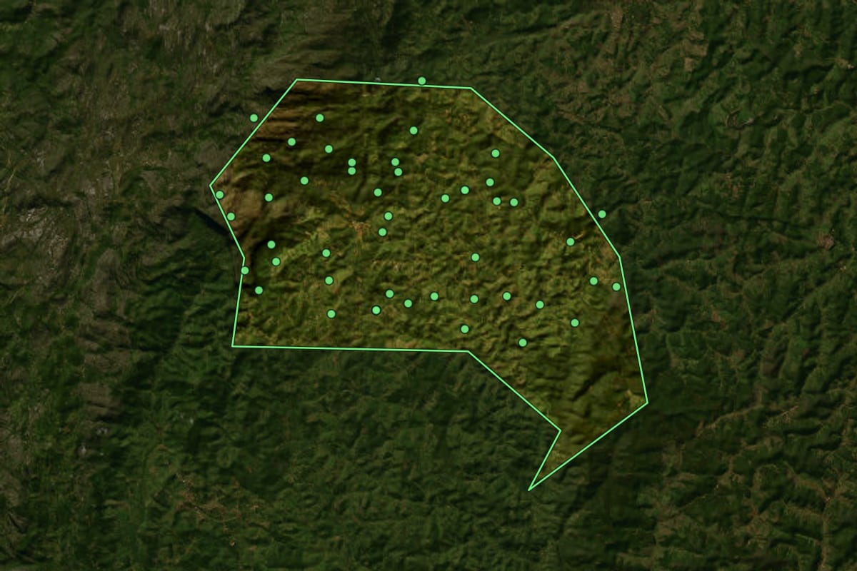 Imagem de satélite de Santo Antônio do Itambé (MG), com o contorno do município e a posição dos imóveis desta página.